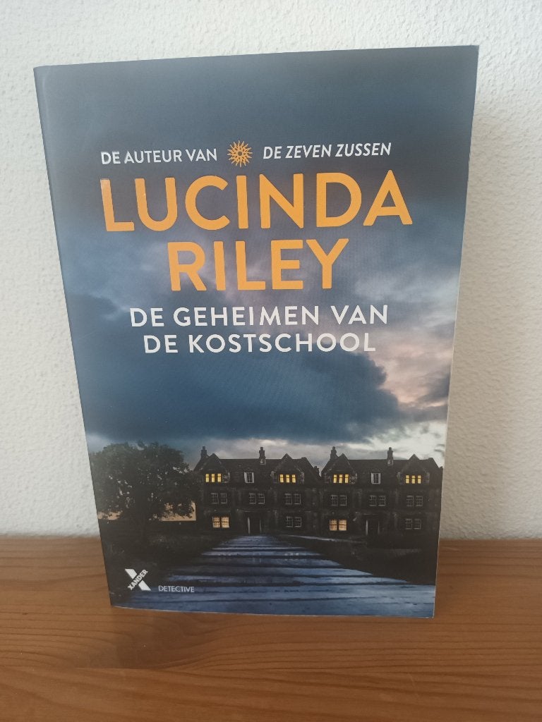 De Geheimen van de  Kostschool, Boeken, Ophalen of Verzenden, Zo goed als nieuw, Lucinda Riley