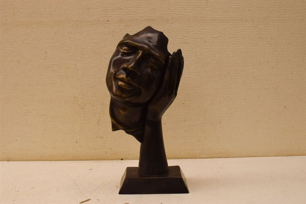 Bronzen beeld van een masker tegen een hand 48151, Ophalen of Verzenden, Gebruikt, Mens