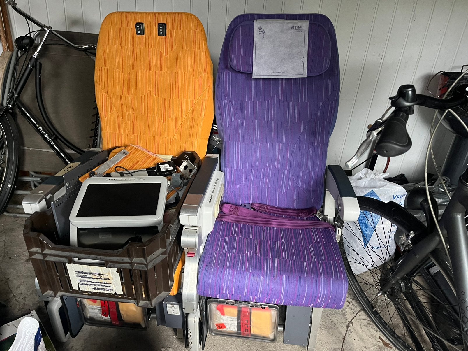 Vliegtuigstoelen Thai Airways, Ophalen
