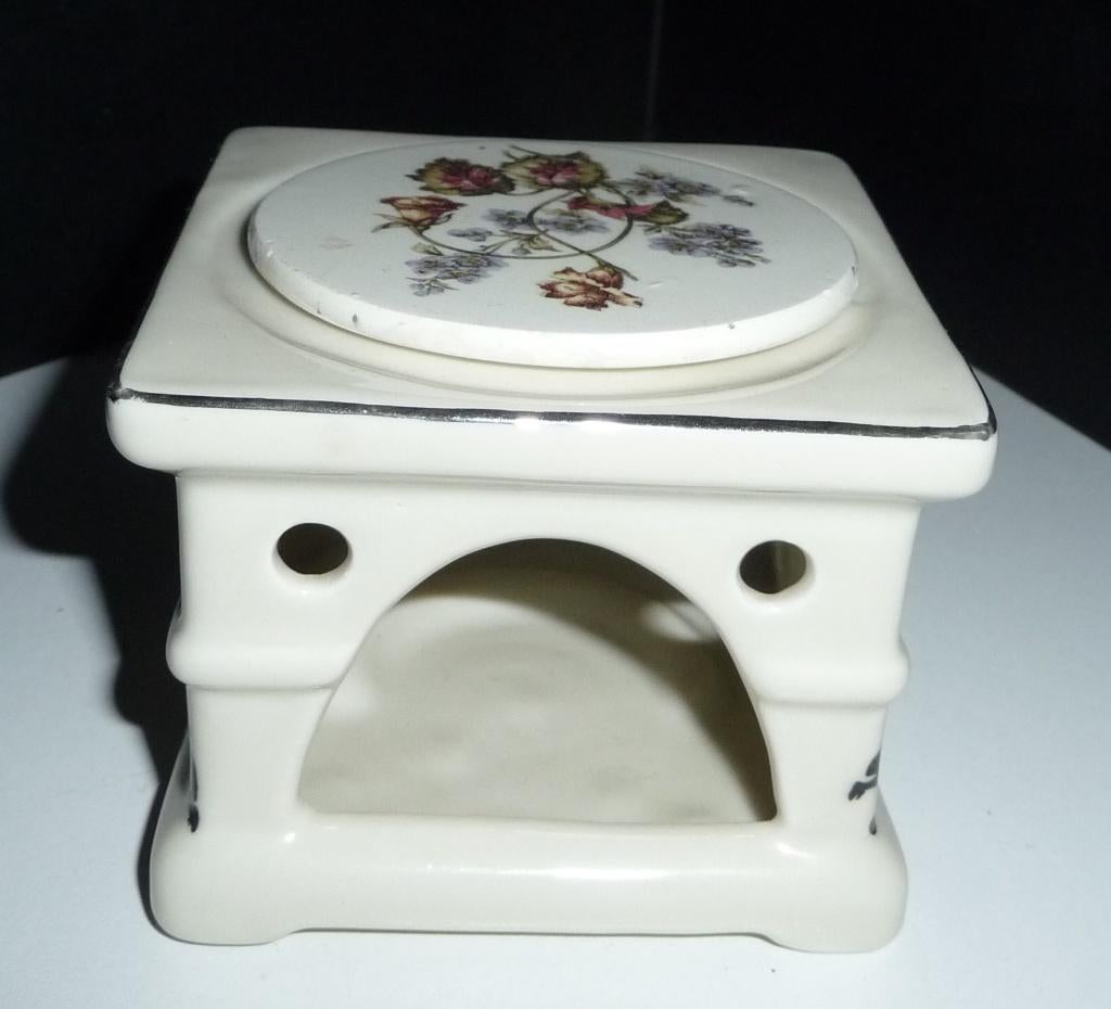 PORSELEIN THEELICHTJE VOOR KINDERSERVIESJE 9X9 EN 7 CM HOOG, Verzenden, Zo goed als nieuw