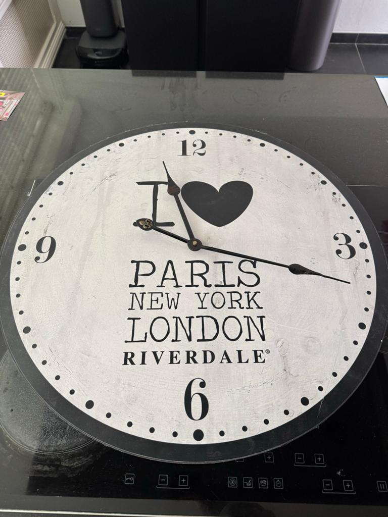 Riverdale Wandklok - I Love Paris New York London, Ophalen of Verzenden, Zo goed als nieuw, Analoog, Wandklok
