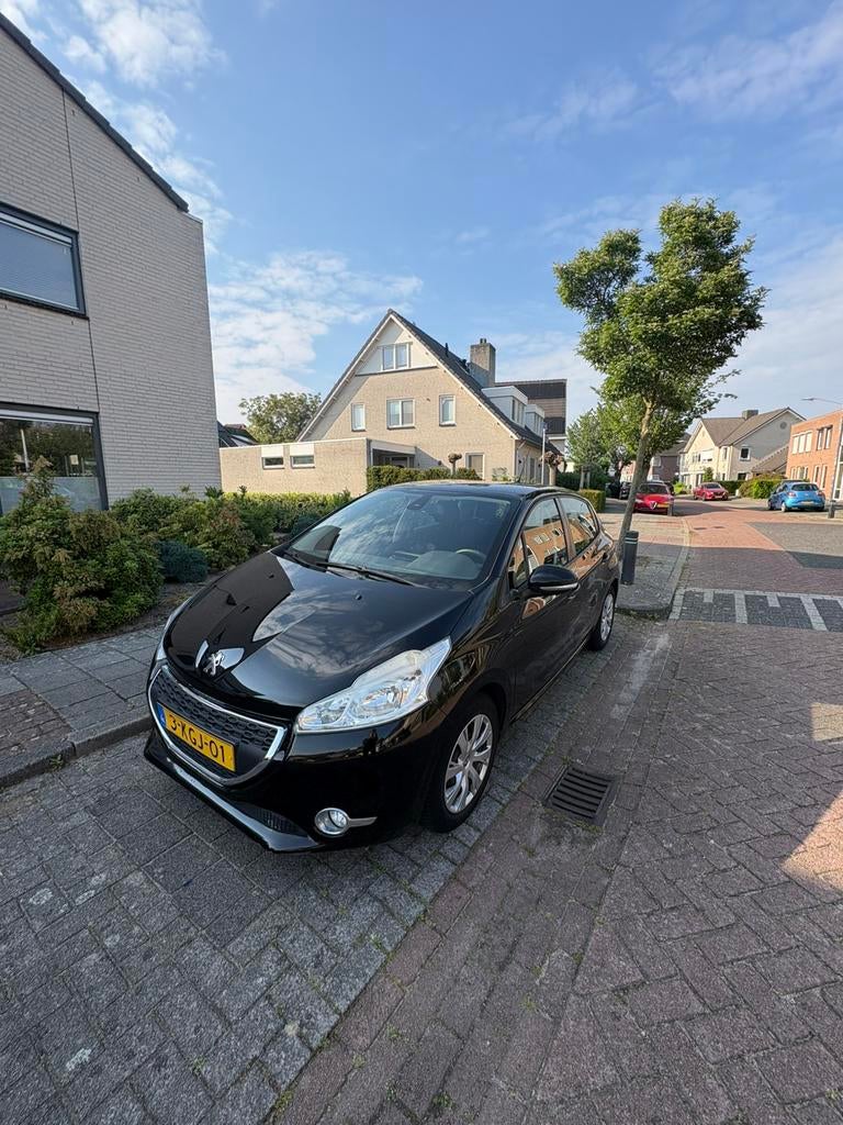 Te koop: goed onderhouden peugeot 208, Voorwielaandrijving, Euro 5, Stof, Zwart