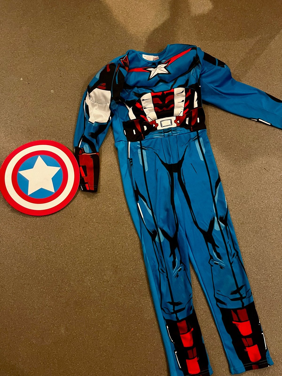 Captain America kostuum H&M maat 122/128 met schild, Ophalen of Verzenden, Zo goed als nieuw, 122 t/m 128, Jongen of Meisje