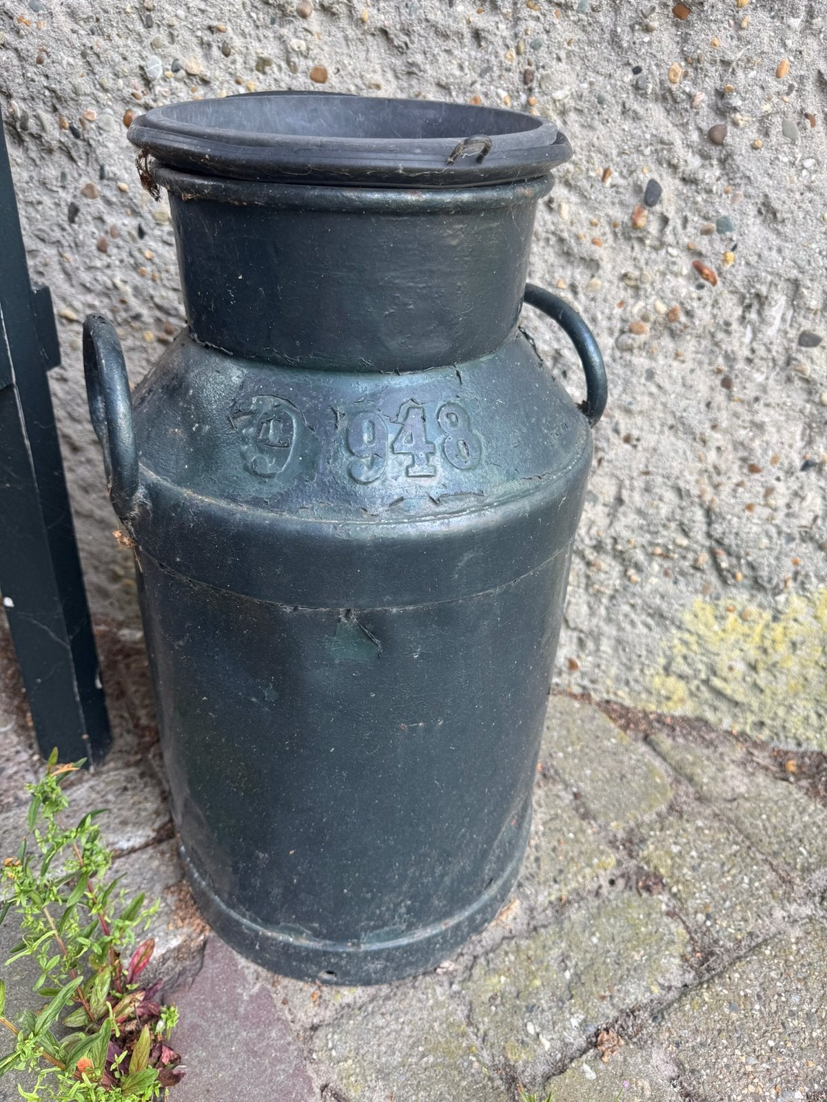 Twee ouderwetse originele melkbussen, Ophalen