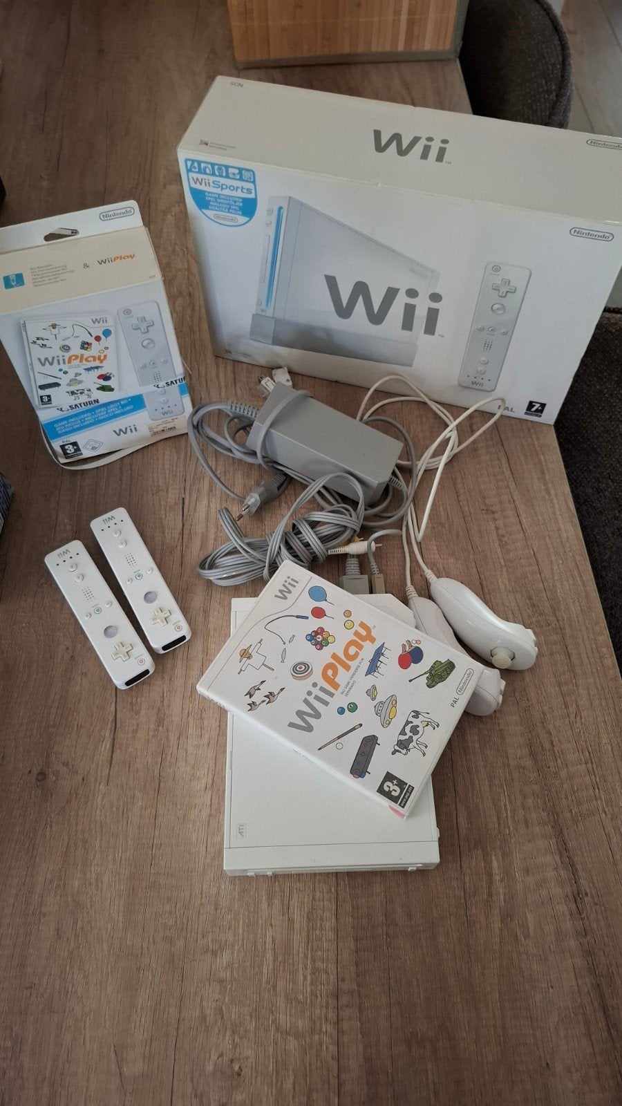 Wii-set met 2 controllers, Wii Play en originele dozen., Spelcomputers en Games, Ophalen, Gebruikt, Met 2 controllers, Met games