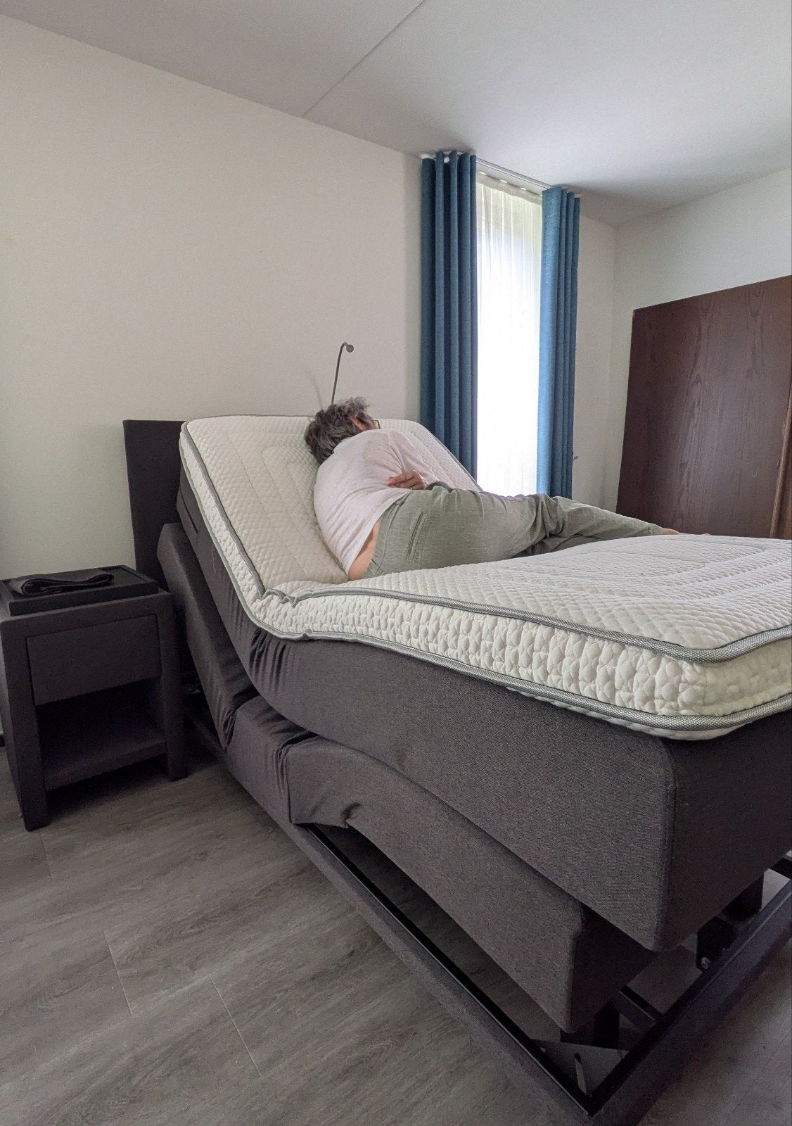 Verstelbaar eenpersoonsbed Aeromax met matras en nachtkastje, Ophalen, Overige materialen, Eenpersoons, Grijs