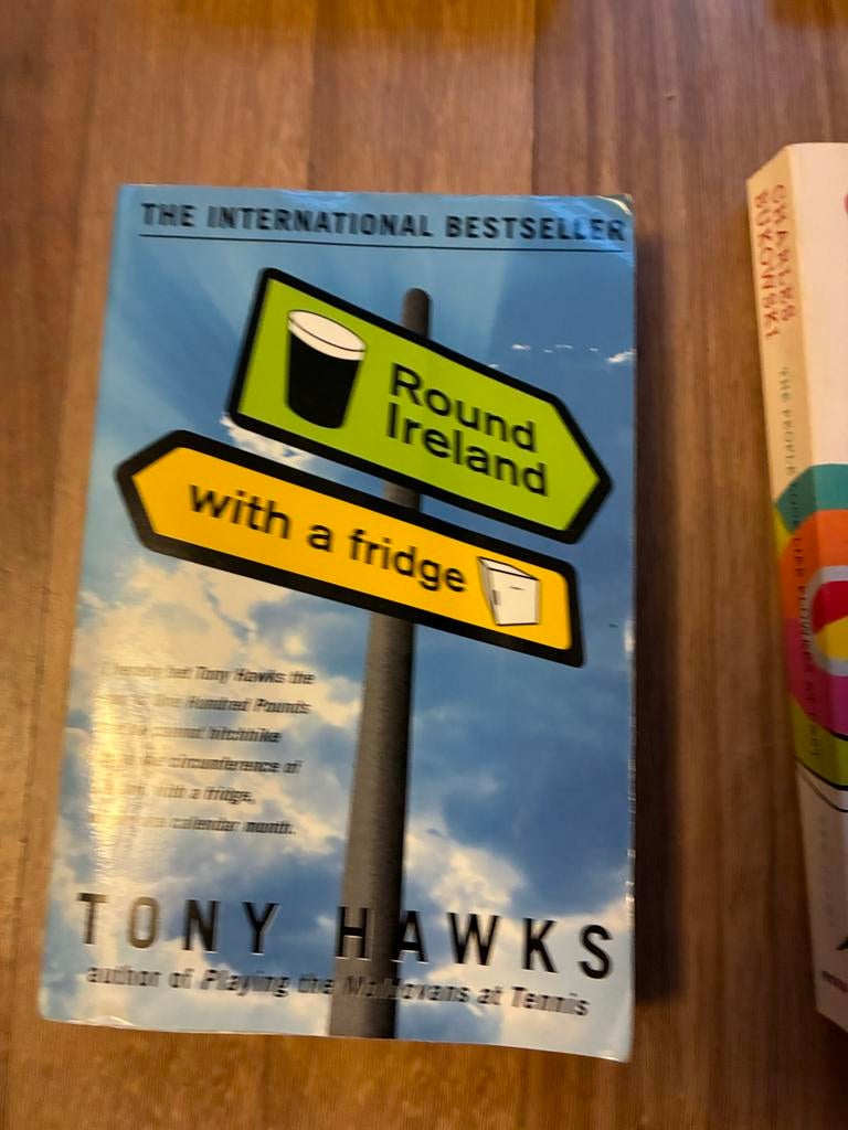 Round Ireland with a Fridge - Tony Hawks (Boek), Boeken, Ophalen of Verzenden, Gelezen, Europa