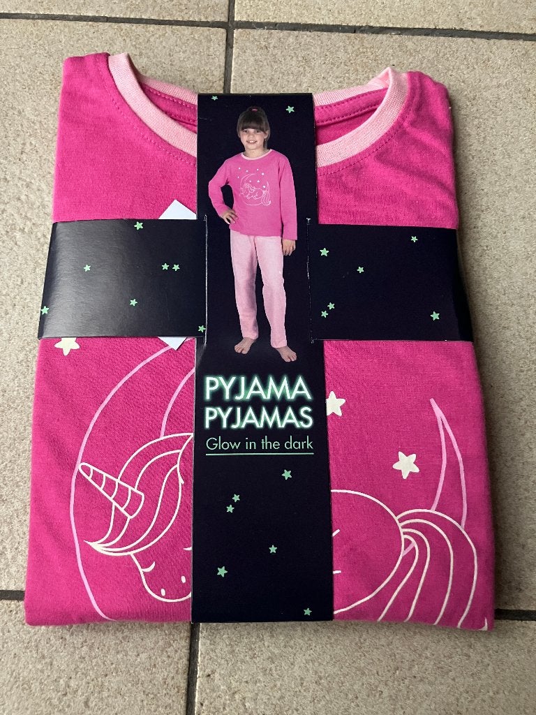 Nieuwe Glow in the dark pyjama eenhoorn - Maat 122/128, Kinderen en Baby's, Ophalen of Verzenden, Nieuw, Meisje, Nacht- of Onderkleding