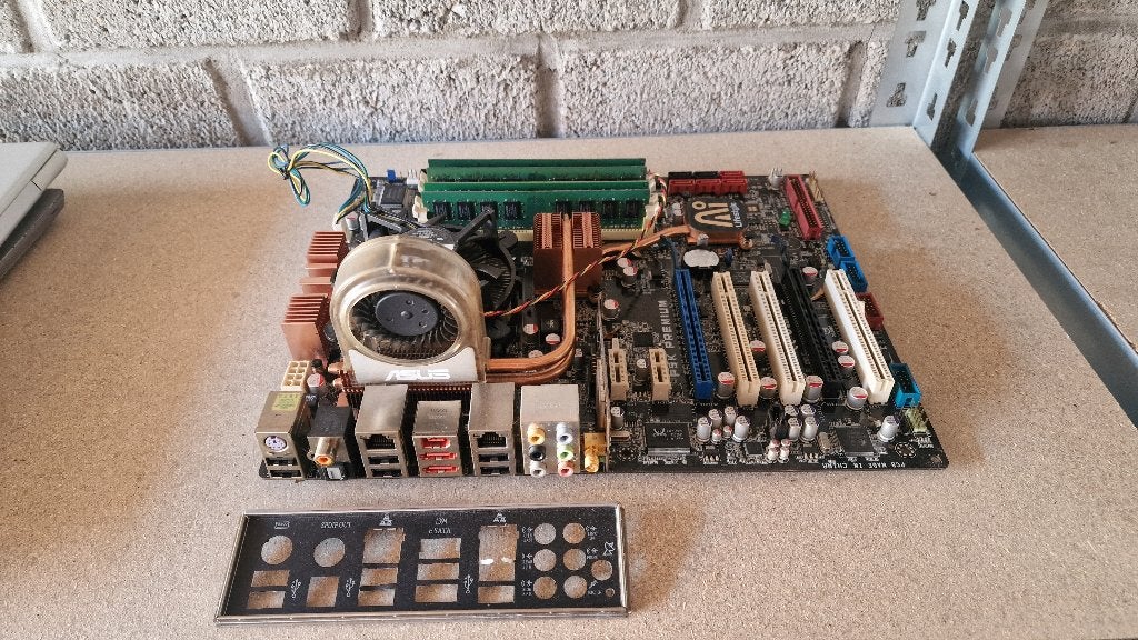Leuk retro game setje Asus p5k premium Core 2 Quad 8GB ddr2, Computers en Software, Moederborden, Gebruikt, DDR2, ATX, Intel