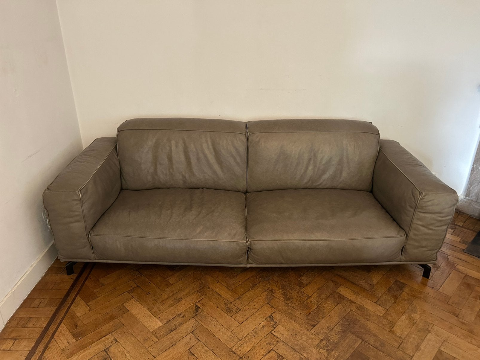 Leren grijze / Taupe Room108 bank nieuwprijs €2000+ met bon, Huis en Inrichting, Banken | Bankstellen, Ophalen of Verzenden, Zo goed als nieuw