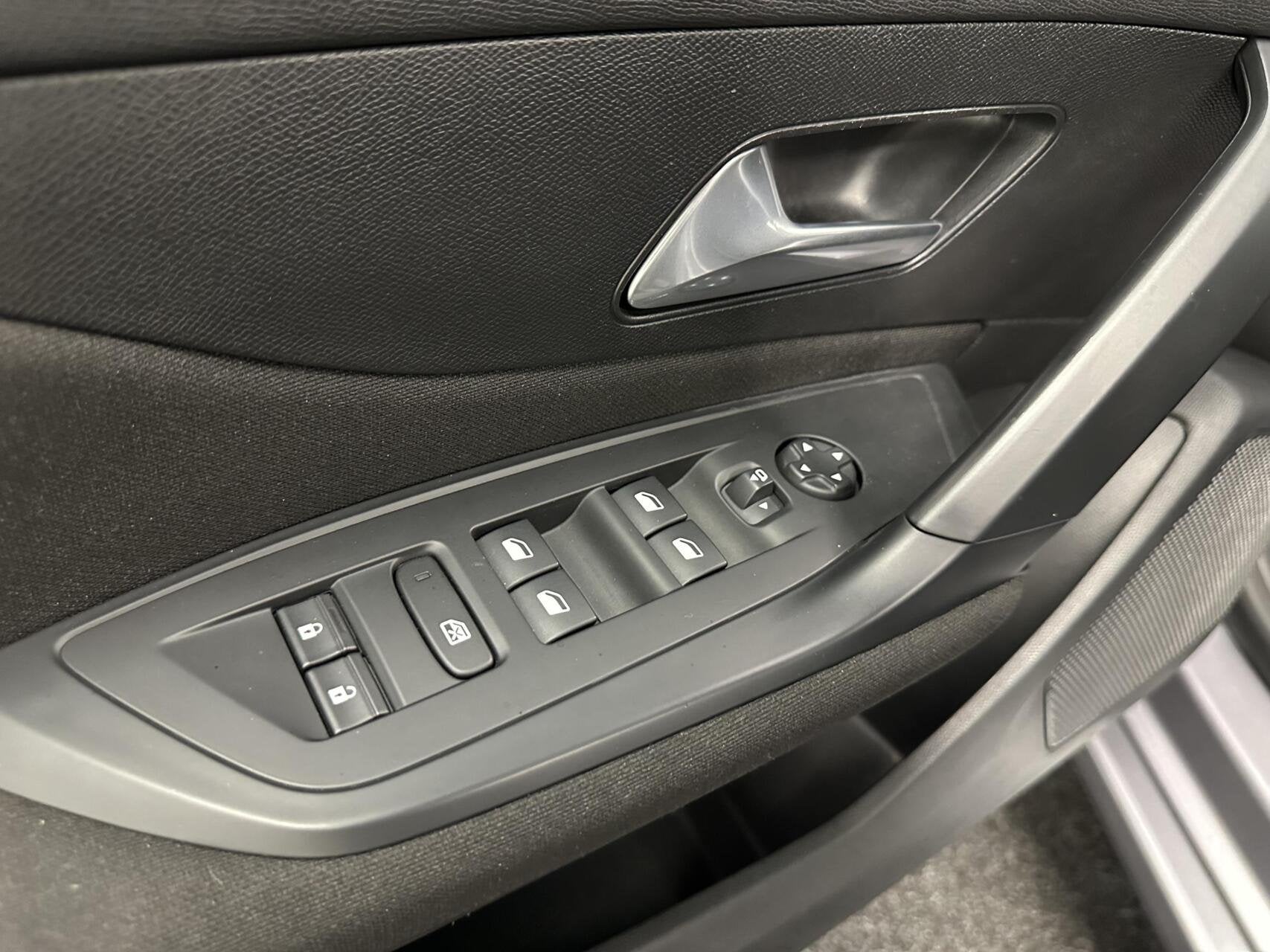 Foto 16 van Peugeot 308 1.2 PureTech Active Pack Business CARPLAY NAVI C