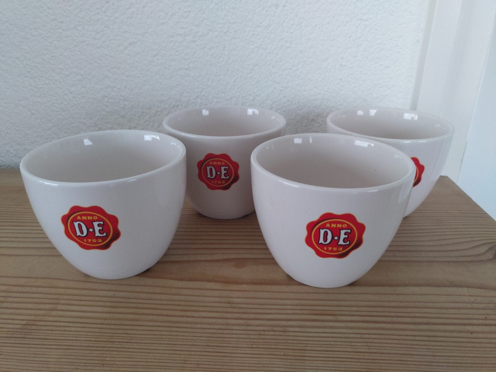 Douwe Egberts, 4 koppen of  kommetjes met rood DE logo, Overige merken, Ophalen of Verzenden, Zo goed als nieuw, Overige stijlen
