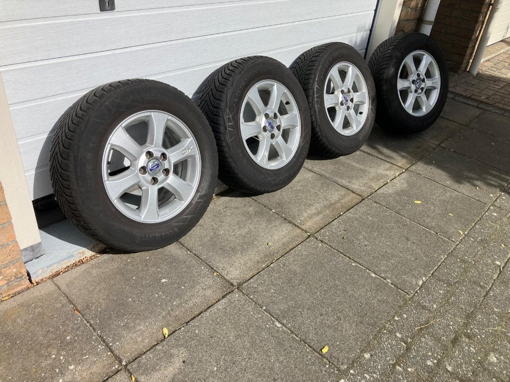velgen met winterbanden Volvo XC70 / V70, Ophalen, 15 inch, Velg(en), Winterbanden