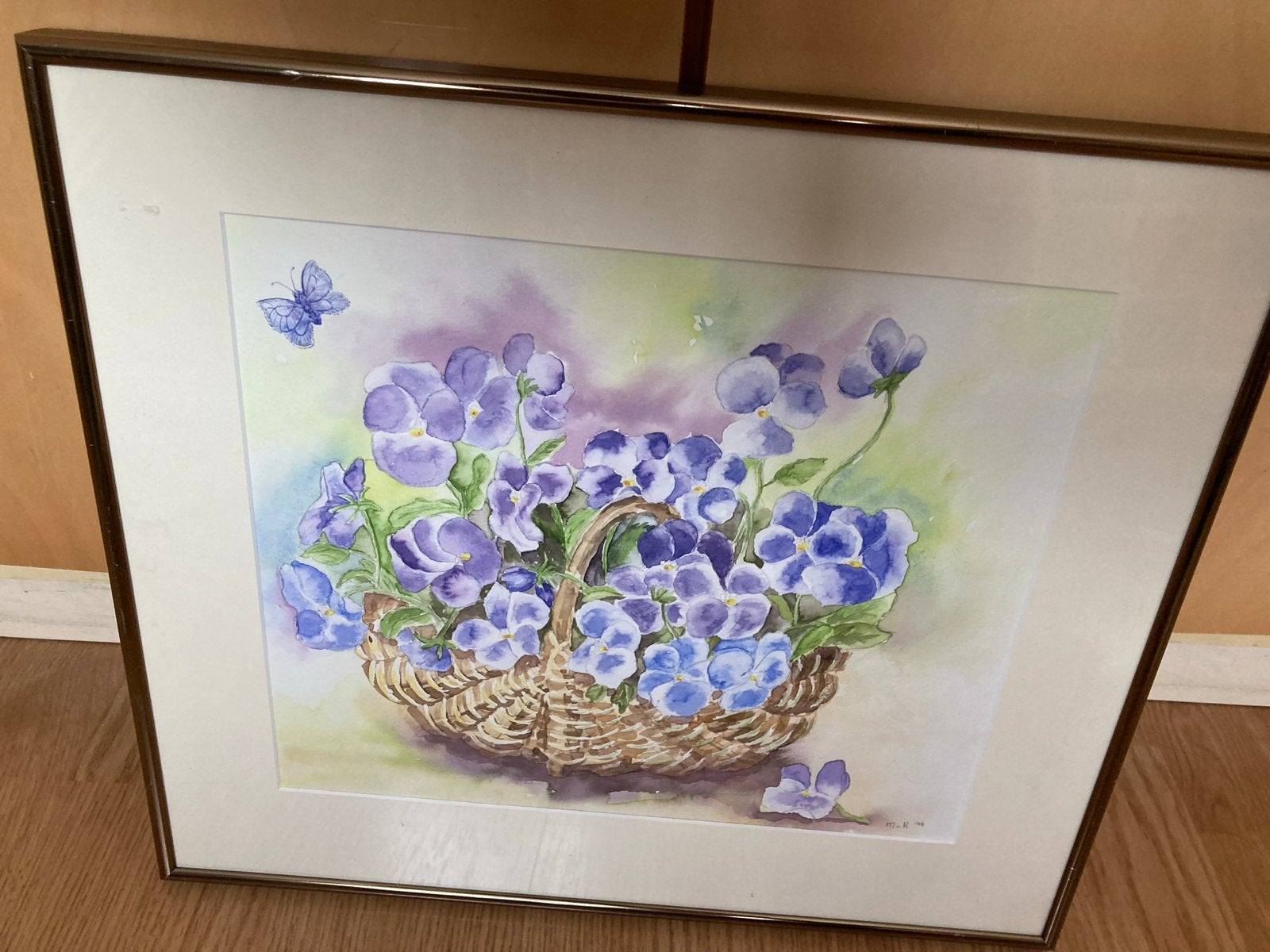 Schilderij bloemenmand met viooltjes en vlinder, Realistisch, Aquarel, Papier, Ingelijst