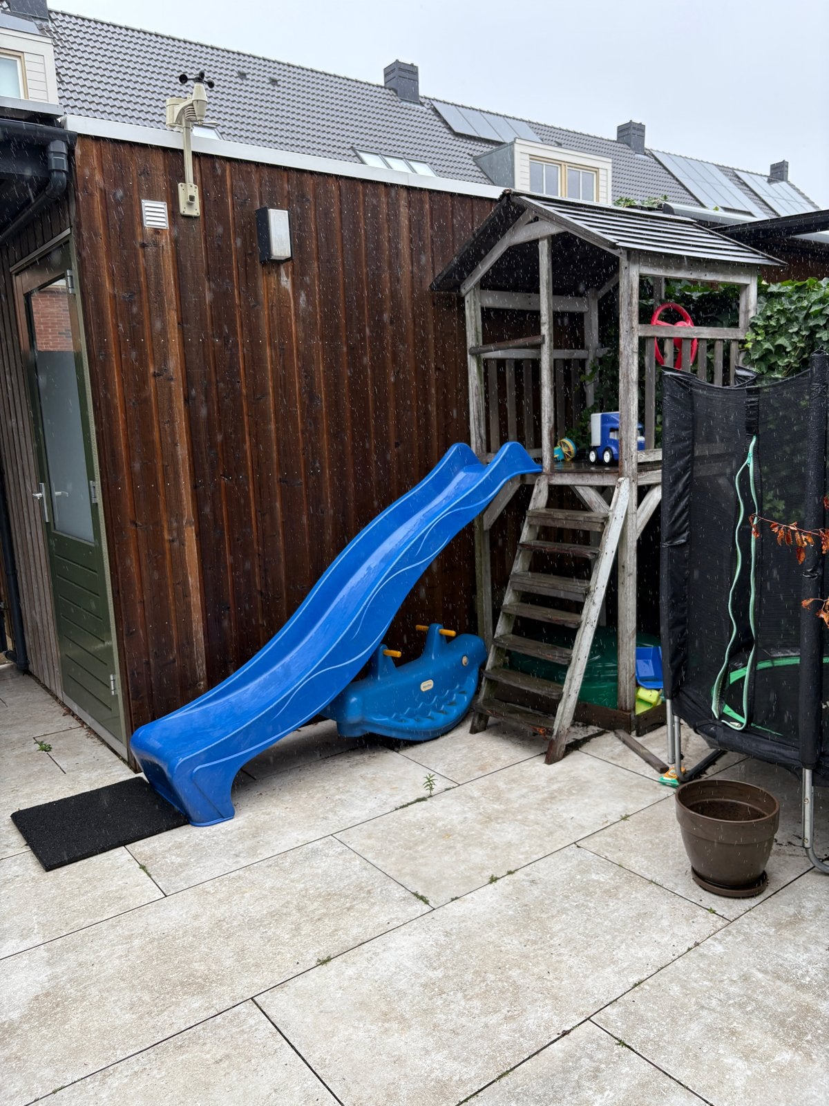Gratis af te halen: houten speelhuisje met glijbaan, Ophalen, Gebruikt, Glijbaan