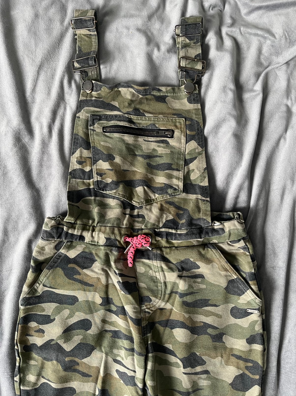 CoolCat tuinbroek – dungaree - camouflage mt 158/164 meisje, Kinderen en Baby's, Kinderkleding | Maat 158, Broek, Meisje, Coolcat