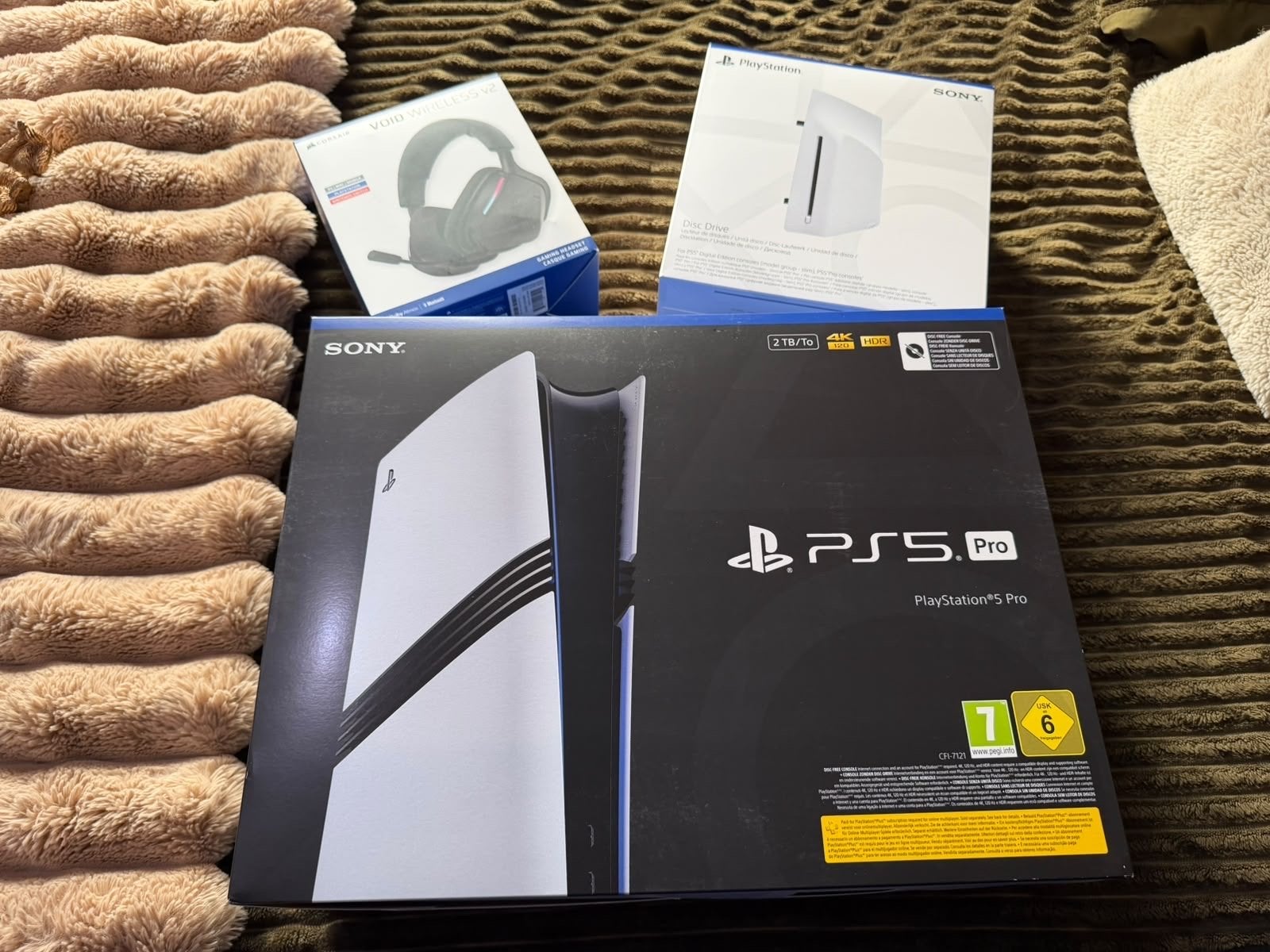 PS5 Pro 2TB Bundel: Console, Controller, Headset & 3 Games, Online, Vanaf 18 jaar, Zo goed als nieuw, 3 spelers of meer