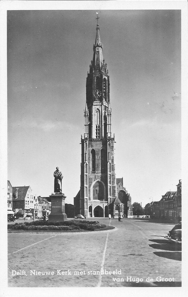 Ansichtkaart Delft Nieuwe Kerk met standbeeld Hugo de Groot, Verzamelen, Ophalen of Verzenden, 1940 tot 1960, Ongelopen, Zuid-Holland