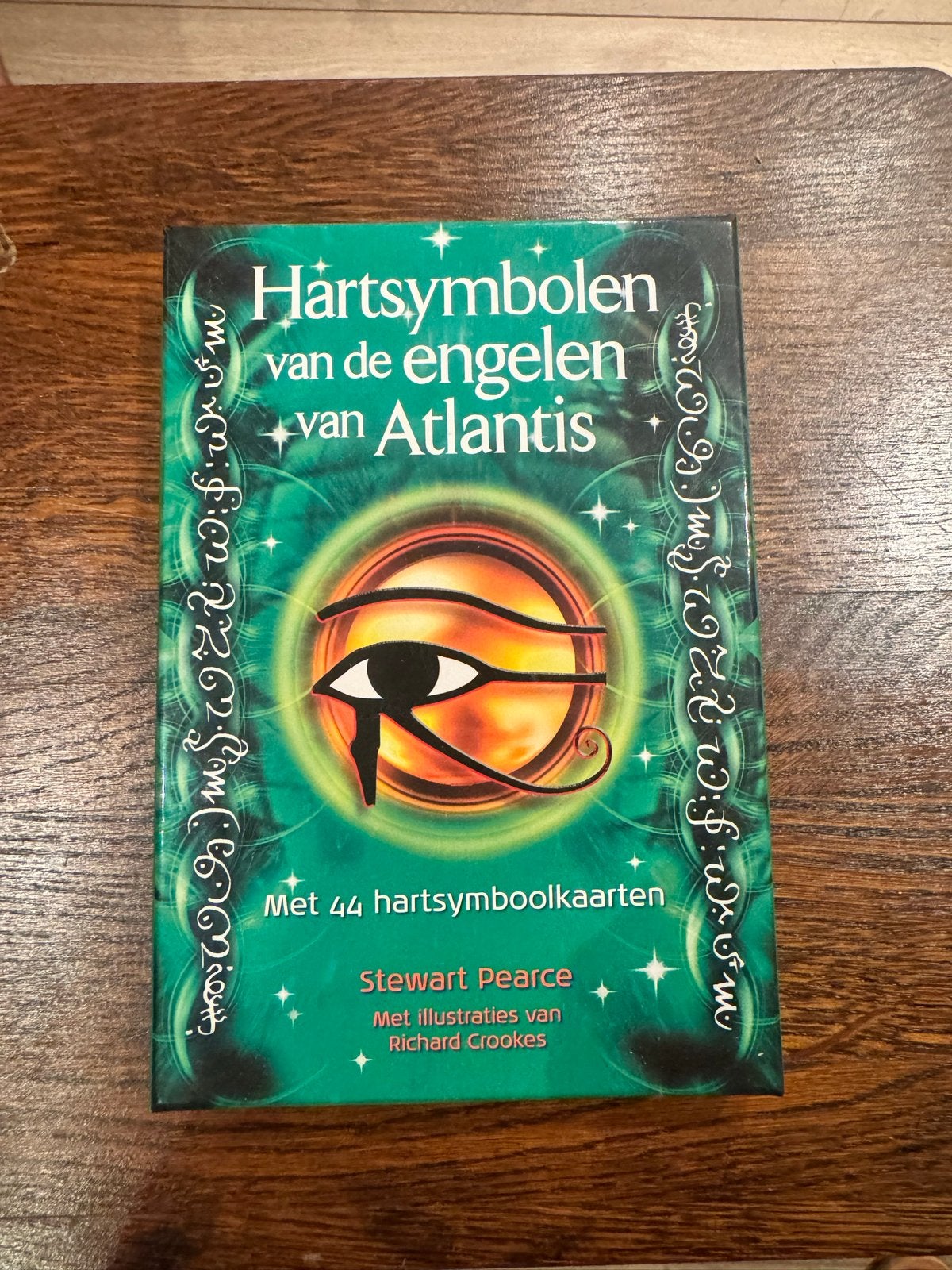 Hartsymbolen van de engelen van Atlantis - Stewart Pearce, Ophalen of Verzenden, Zo goed als nieuw, Spiritualiteit algemeen, Instructieboek