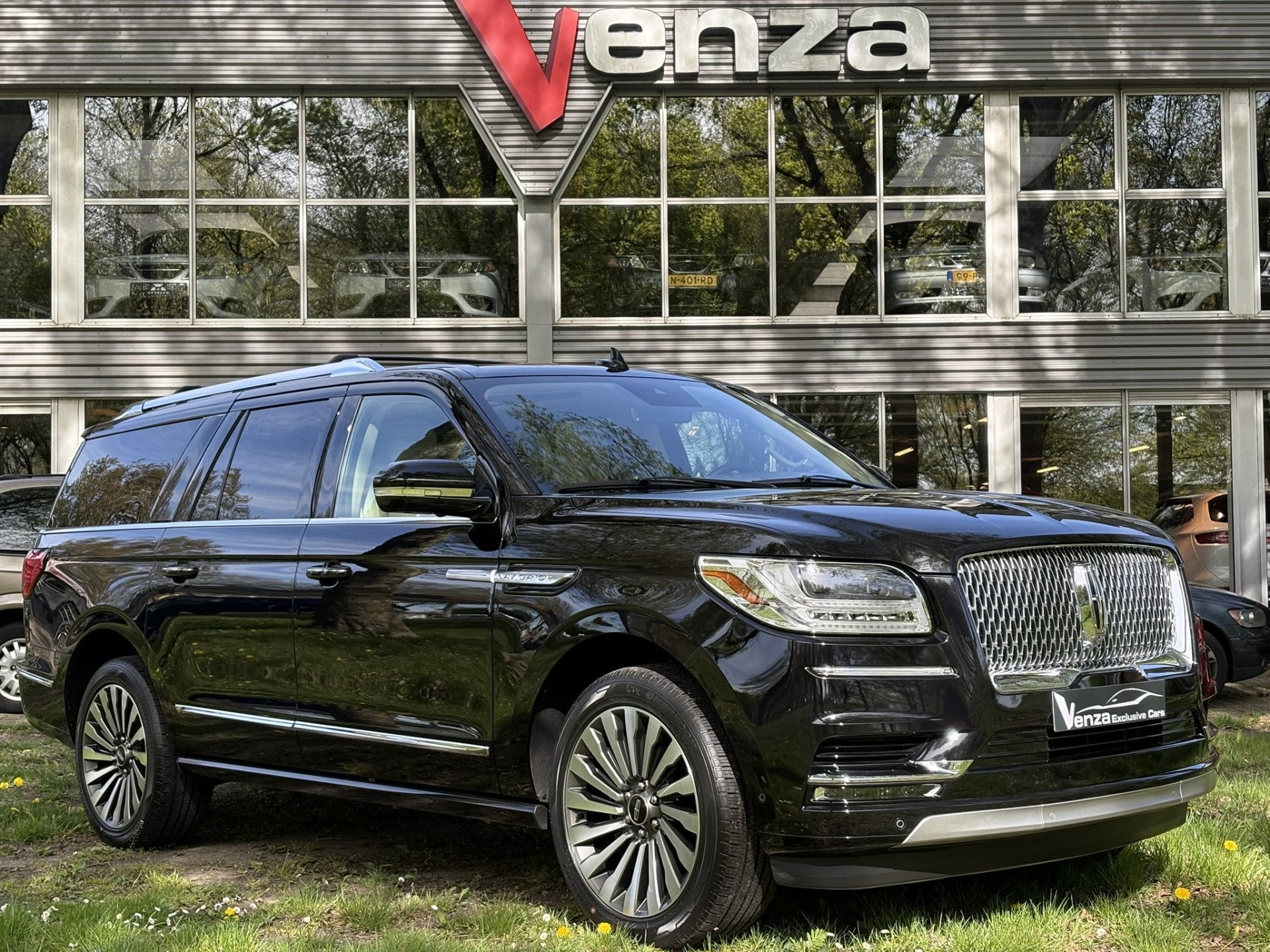 Lincoln Navigator 3.5TT AWD Reserve Lang 7-P (bj 2024), Auto's, Lincoln, Dealer onderhouden, Gebruikt, Beige, Met garantie (alle)