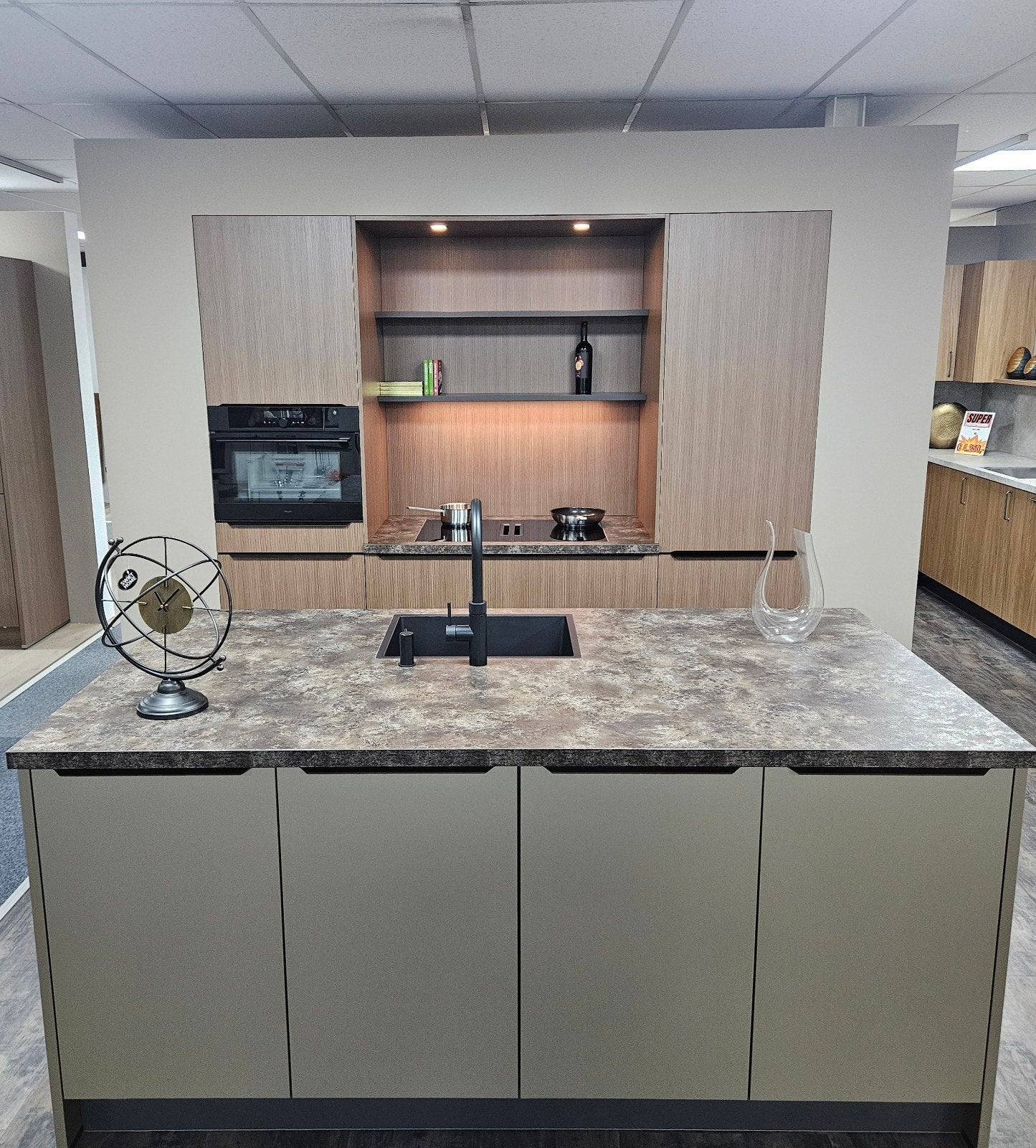 Complete Showroomkeuken met kastenwand en spoeleiland, Ophalen, Nieuw, 200 cm of meer, 50 tot 75 cm