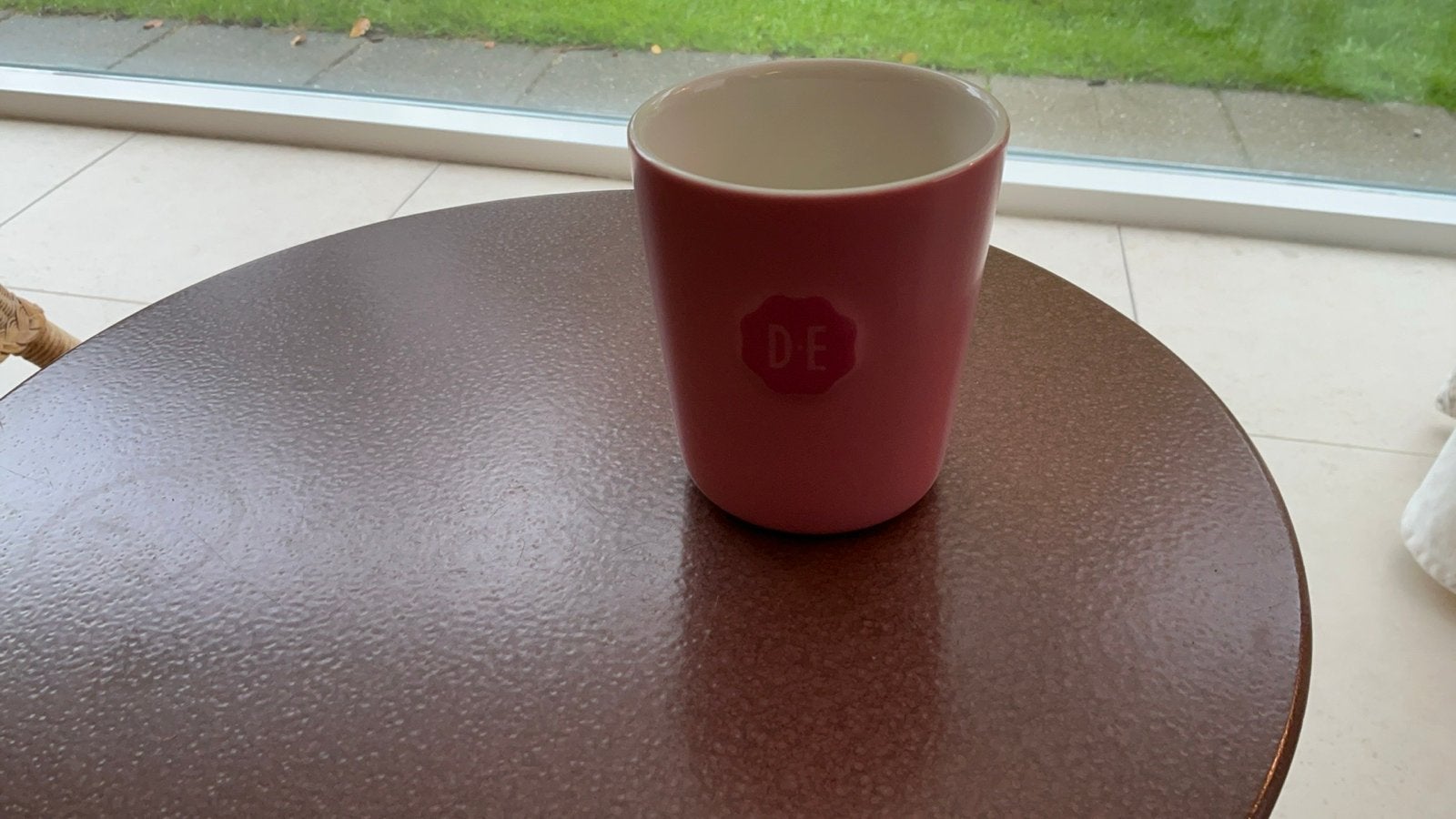 Douwe Egberts koffiebeker Nicolai Carels 9cm 240ml, Huis en Inrichting, Overige materialen, Gebruikt, Overige merken, Mok