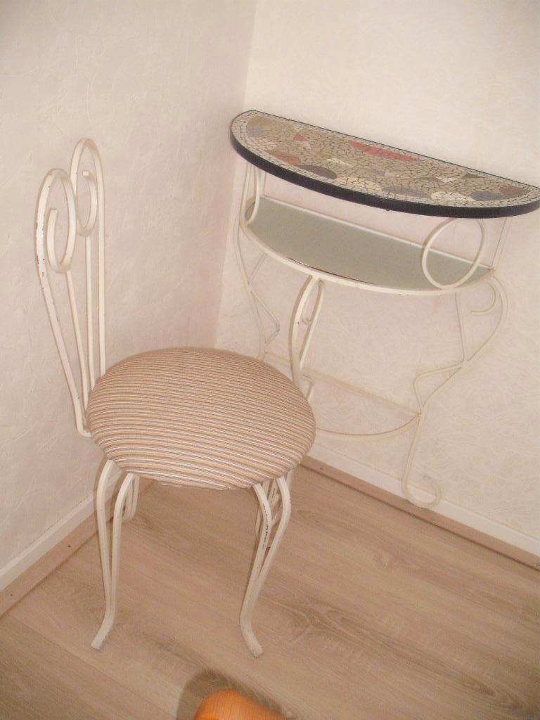 Vintage 1958 kaptafel + stoeltje smeedijzer mozaiek brocante, Ophalen, Gebruikt, Metaal of Aluminium, 50 tot 100 cm