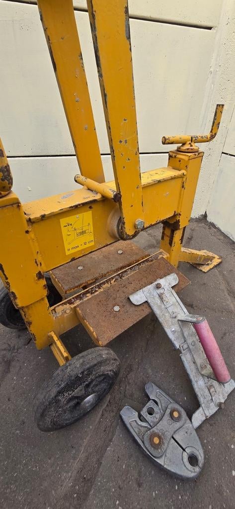 Gebruikte steenknipper met wielen, Ophalen, Gebruikt