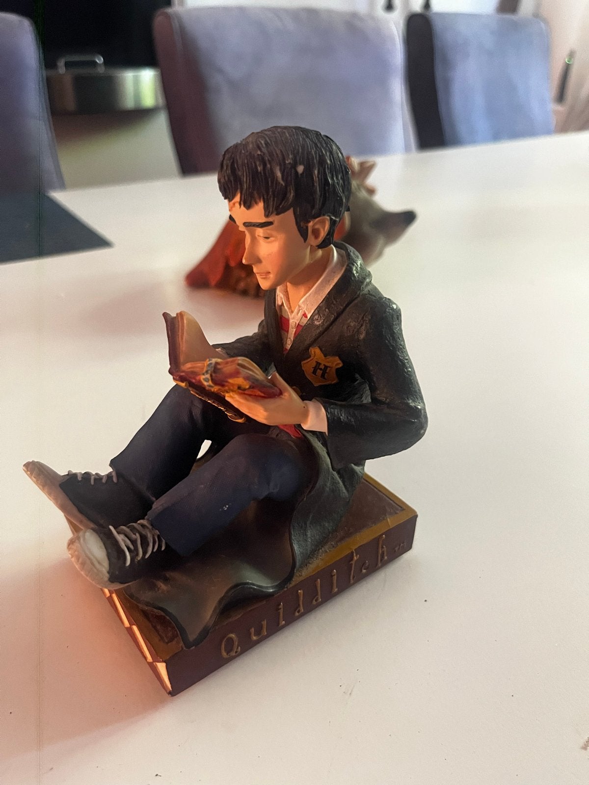 Harry Potter beeldje - Lezende Harry op Quidditch boek, Verzamelen, Harry Potter, Ophalen of Verzenden, Gebruikt, Beeldje of Buste