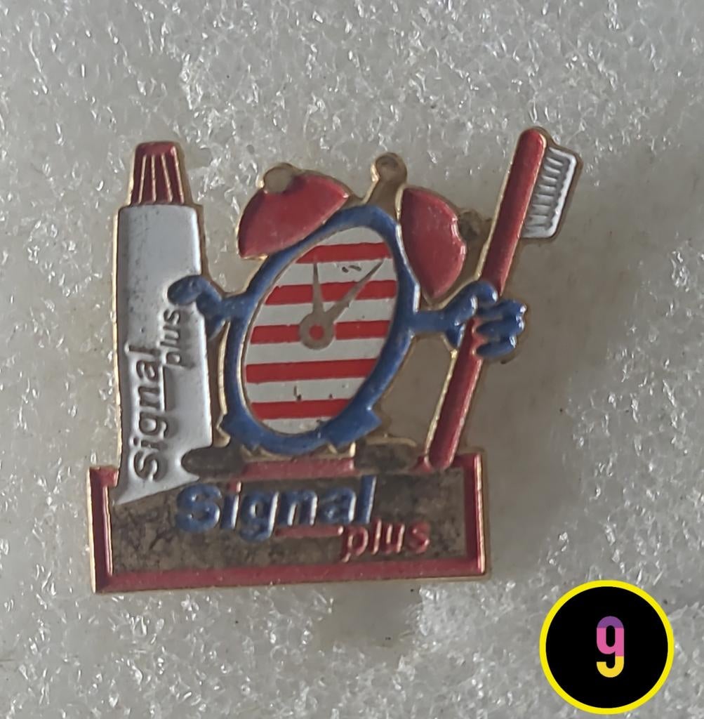 Vintage Signal Plus tandenborstel en tandpasta pin, Verzamelen, Speldjes, Pins en Buttons, Gebruikt, Verzenden