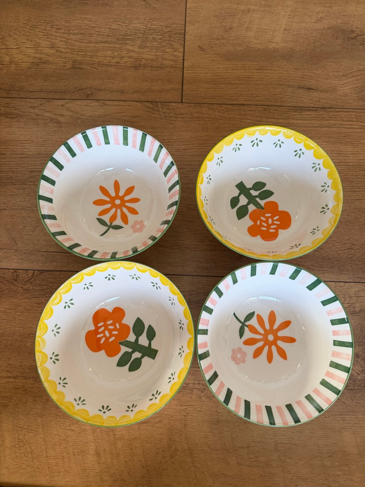 Set van 4 D15 schaaltjes, keramiek bloempot en waterfles, Ophalen
