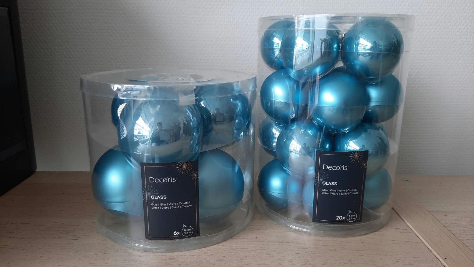 2 boxen met lichtblauwe glazen kerstballen, Diversen, Ophalen, Nieuw