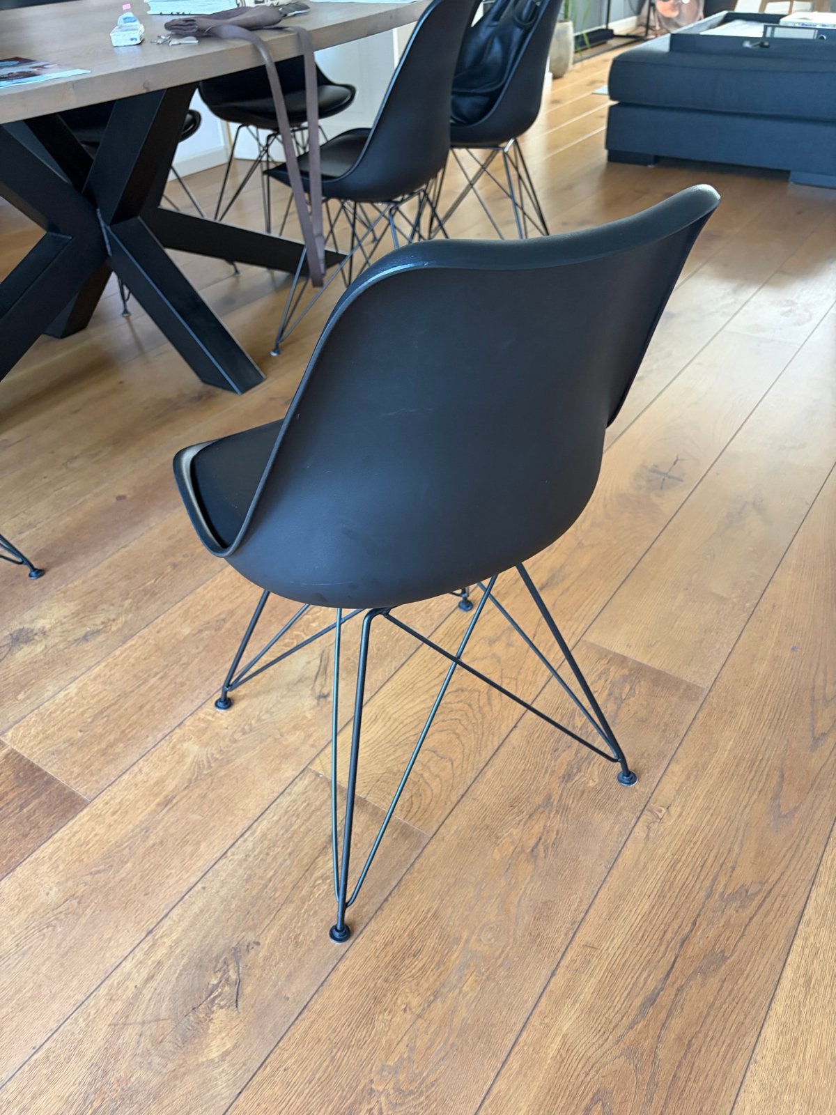 8 zwarte kunststof kuipstoelen met draadonderstel, Huis en Inrichting, Stoelen, Ophalen, Kunststof, Gebruikt, Modern, draadonderstel