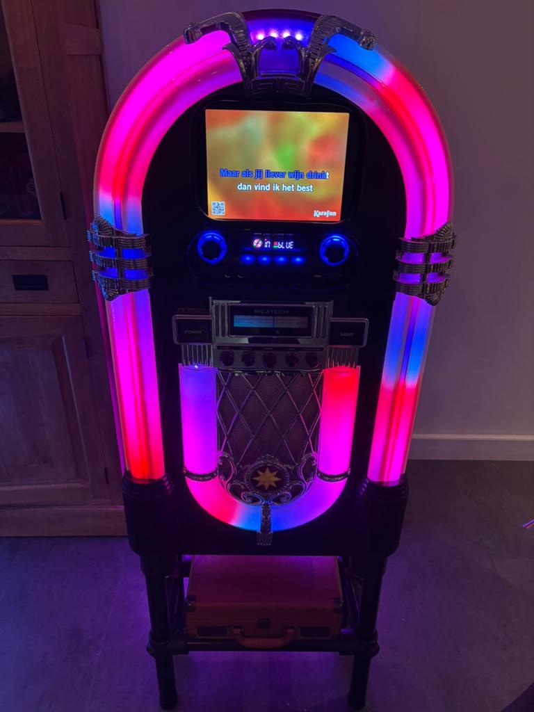 Jukebox Digitaal Wurlitzer looks luxe versie JBL + onderstel, Verzamelen, Automaten | Jukeboxen, Ophalen, Zo goed als nieuw