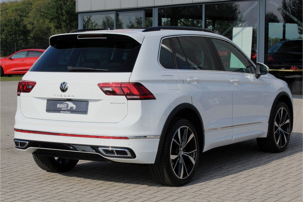 Volkswagen Tiguan 1.4 TSI eHybrid R-Line 245pk PANO LEER IQ, 1716 kg, 4 cilinders, Met garantie (alle), Wit