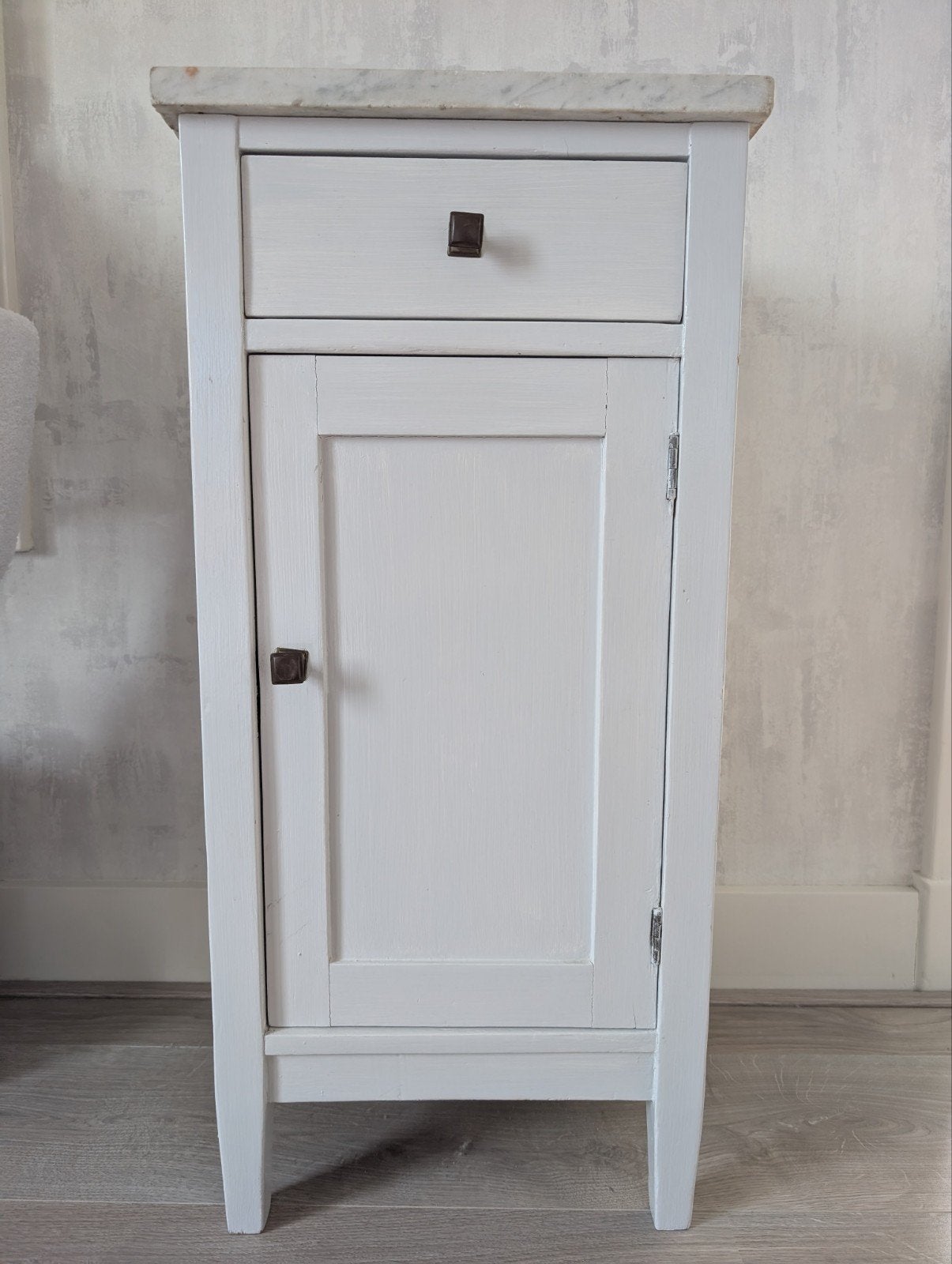 Lief vintage nachtkastje lichtgrijs geschilderd kastje, Huis en Inrichting, Slaapkamer | Nachtkastjes, Ophalen, Gebruikt, Minder dan 45 cm
