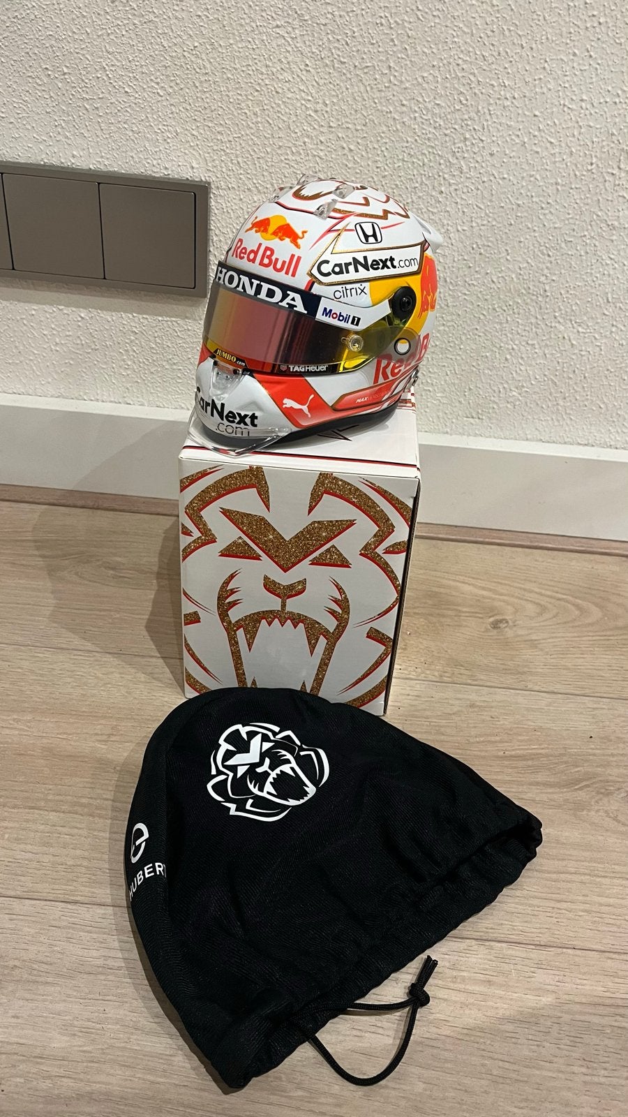 Max Verstappen Helm 1:2 - Season 2021 Abu Dhabi (1e Kamp.), Ophalen of Verzenden, Zo goed als nieuw, Formule 1