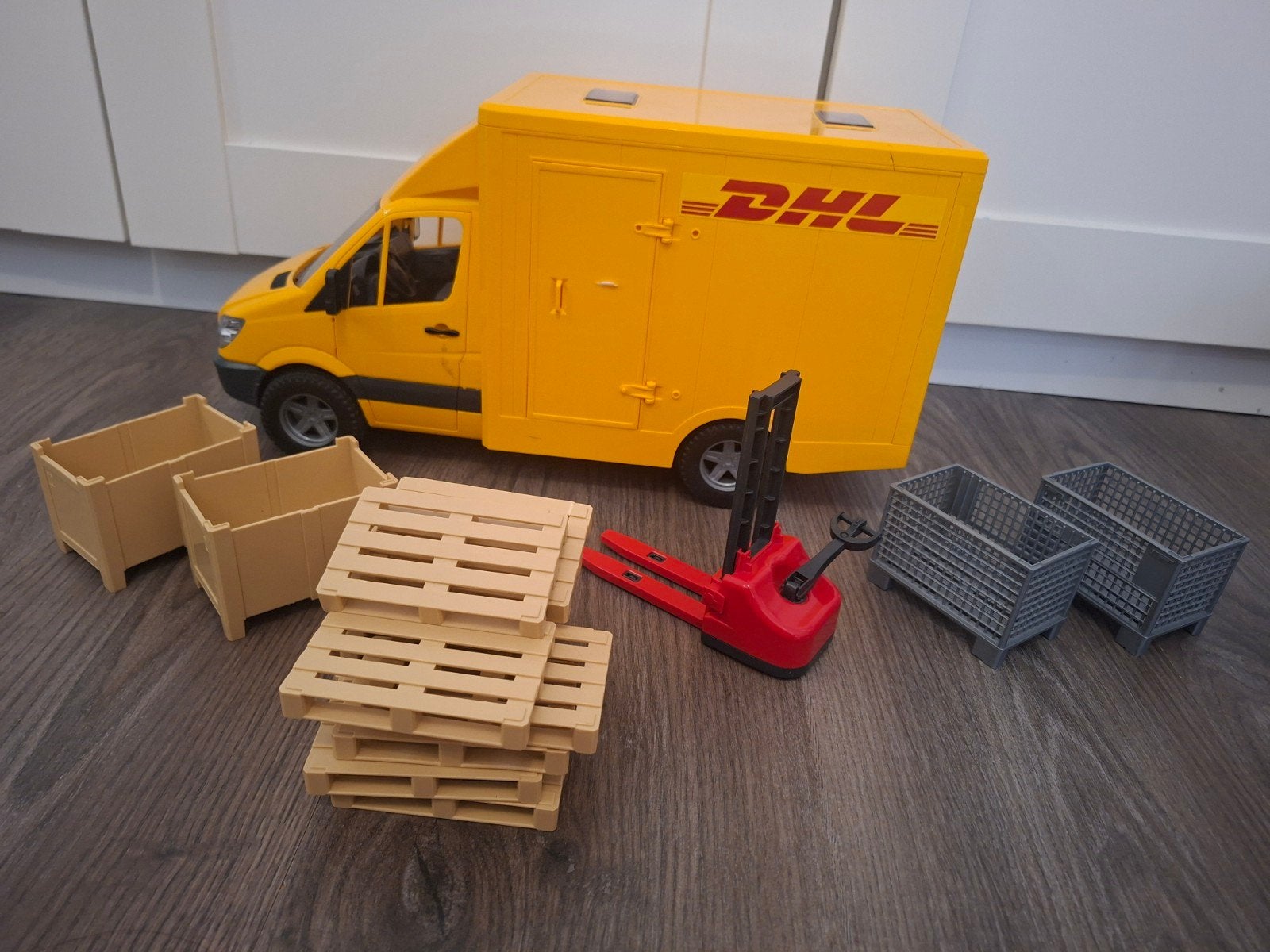 Bruder DHL Bestelwagen met accessoires, Ophalen, Gebruikt