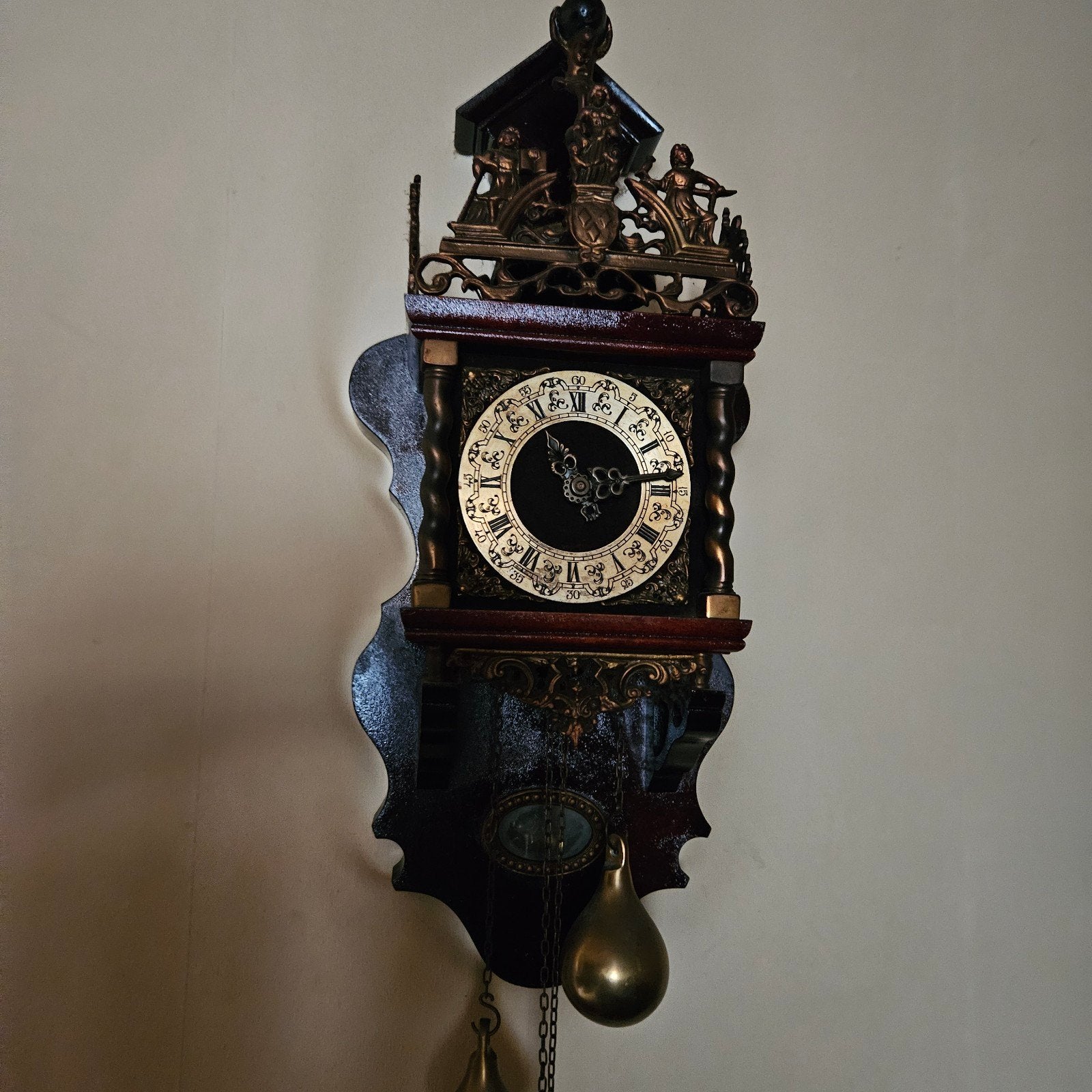 Antieke Friese Staartklok met Bronzen Ornamenten, Ophalen