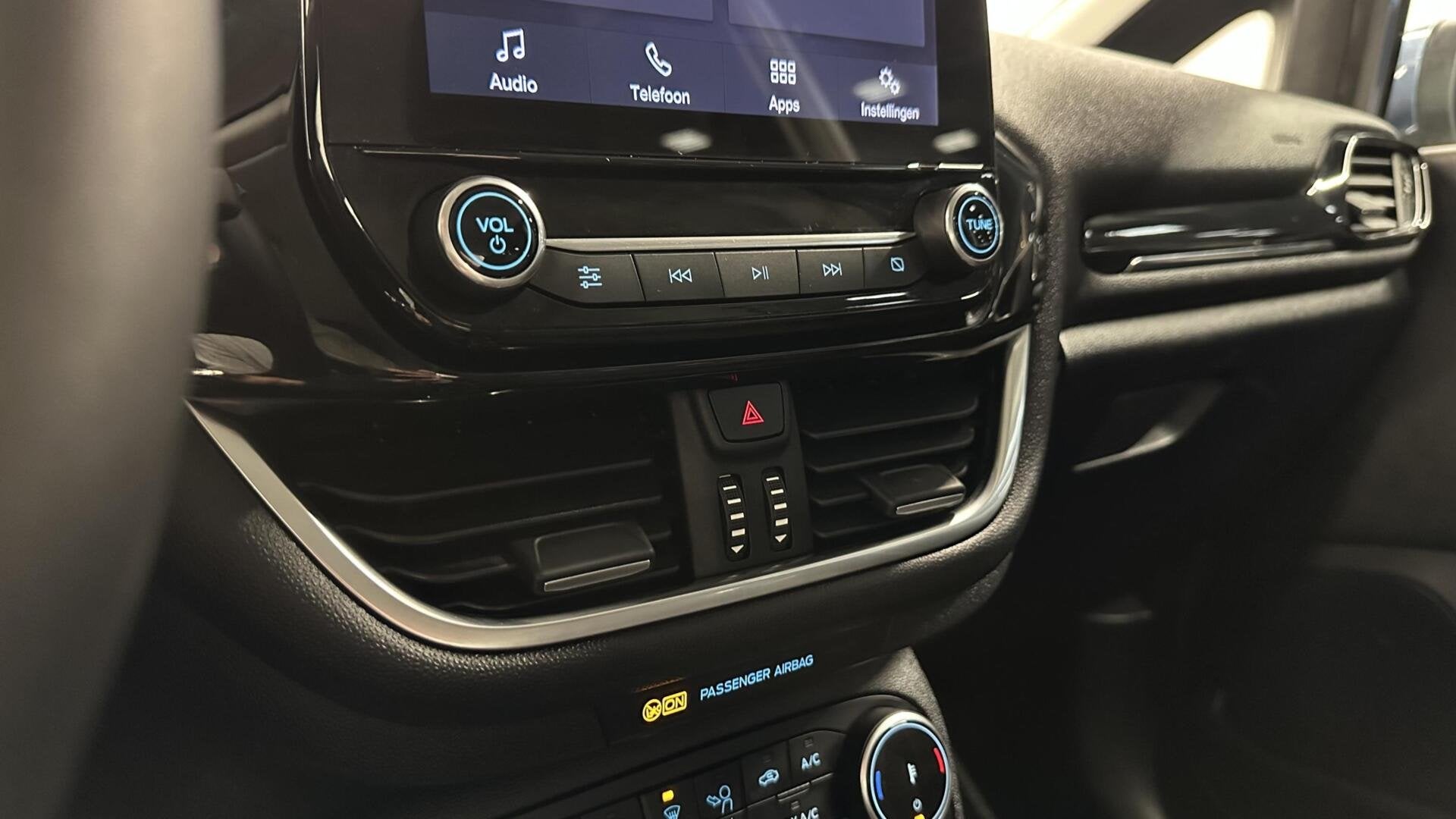 Foto 39 van Ford Fiesta 1.0 EcoBoost Hybrid Titanium NAVI CRUISE CARPLAY
