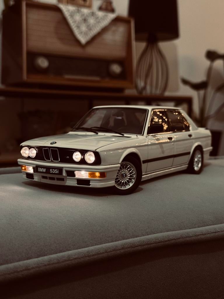 BMW E28 M5 1:18 AutoArt ( Custom ), Hobby en Vrije tijd, Modelauto's | 1:18, Zo goed als nieuw, Auto, Autoart, Ophalen of Verzenden