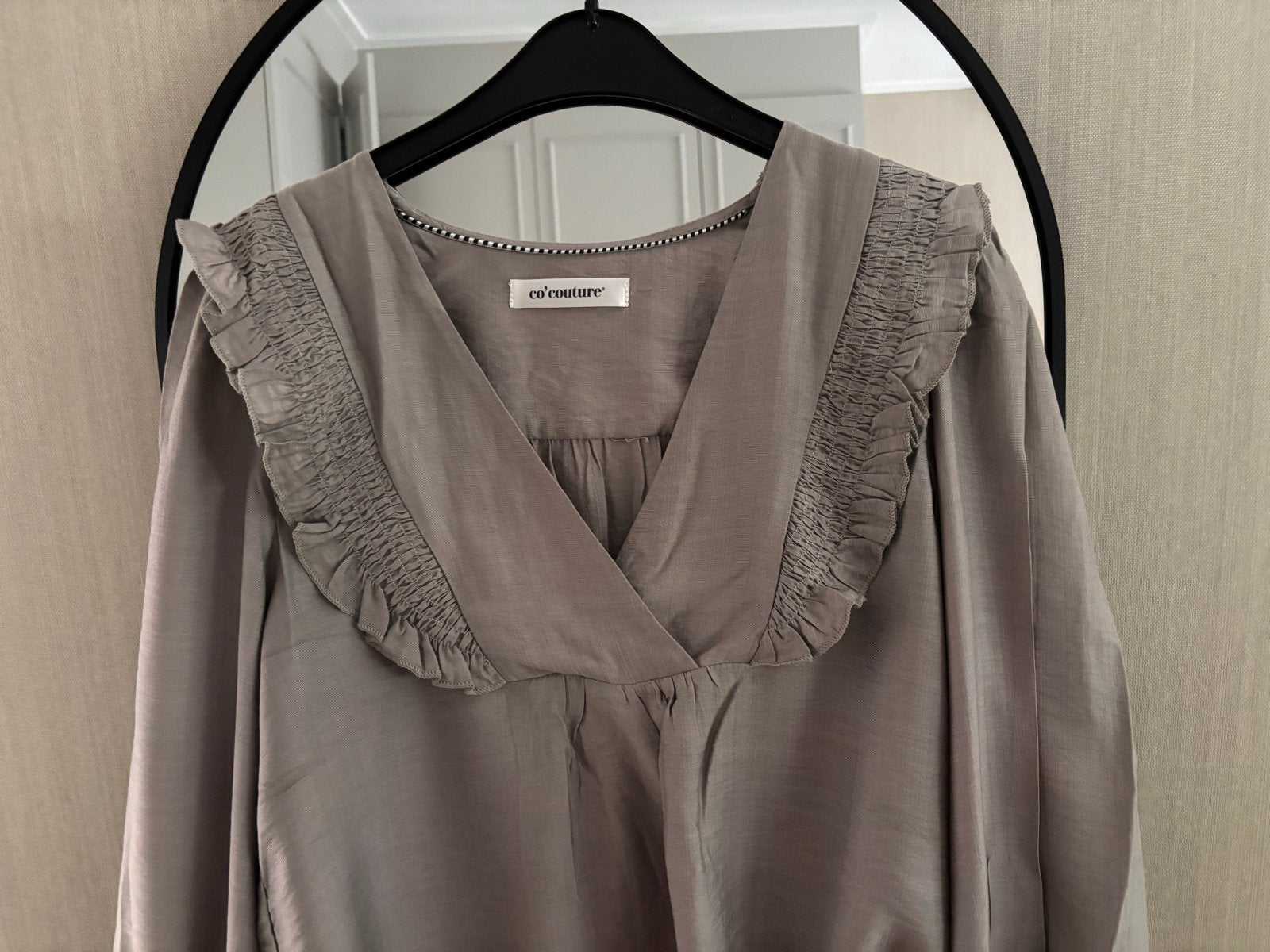 Co'Couture Blouse met ruches en V-hals xs grijs zilver, Ophalen of Verzenden, Zo goed als nieuw, Maat 34 (XS) of kleiner, Grijs