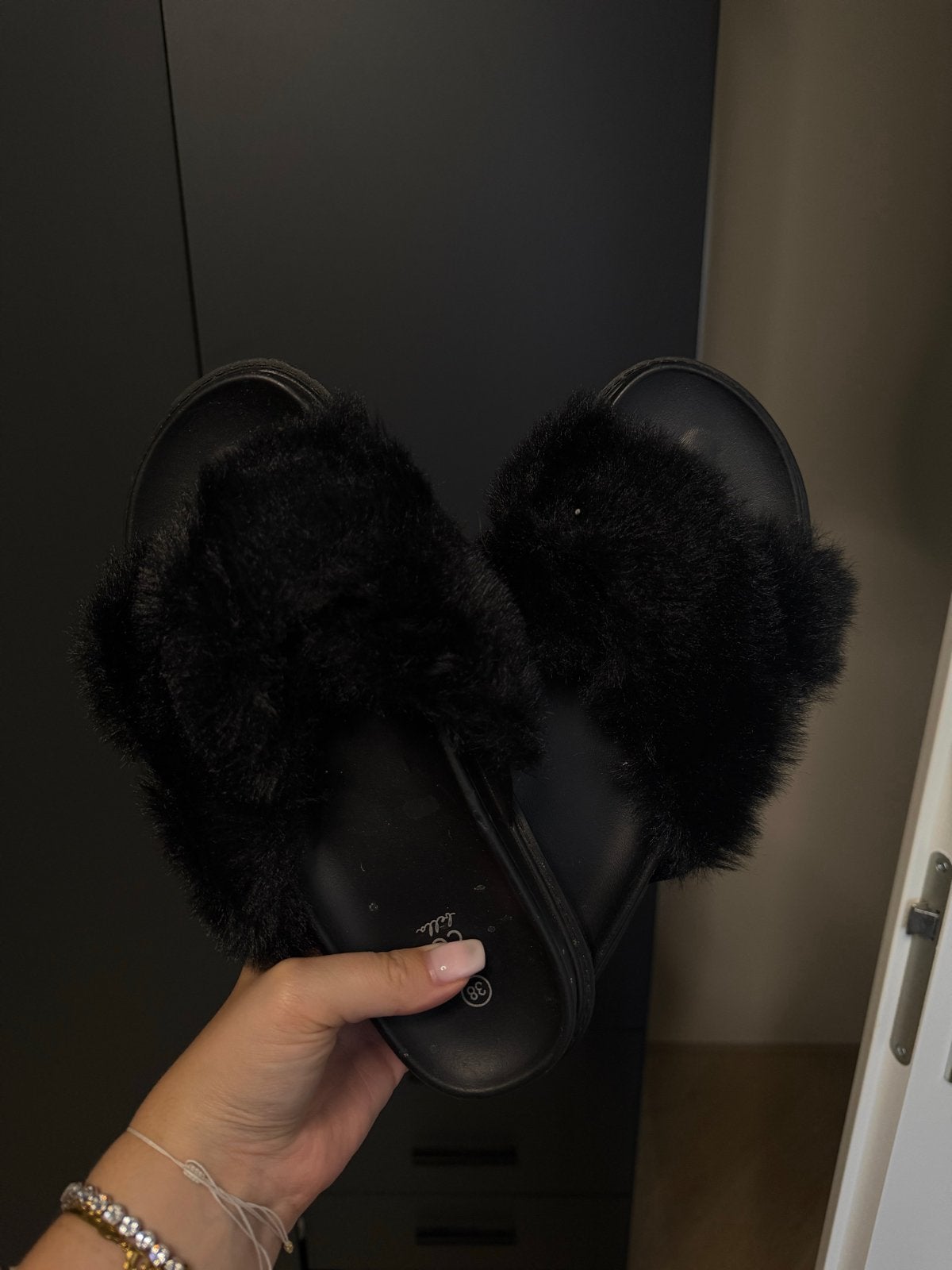 Zwarte badslippers met bont - Maat 38, Ophalen of Verzenden, Gedragen, Zwart, Slippers