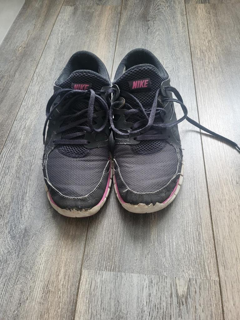 Nike gympen donkergrijs met roze touch maat 39 (valt als 38), Nike, Ophalen of Verzenden, Sneakers of Gympen, Grijs