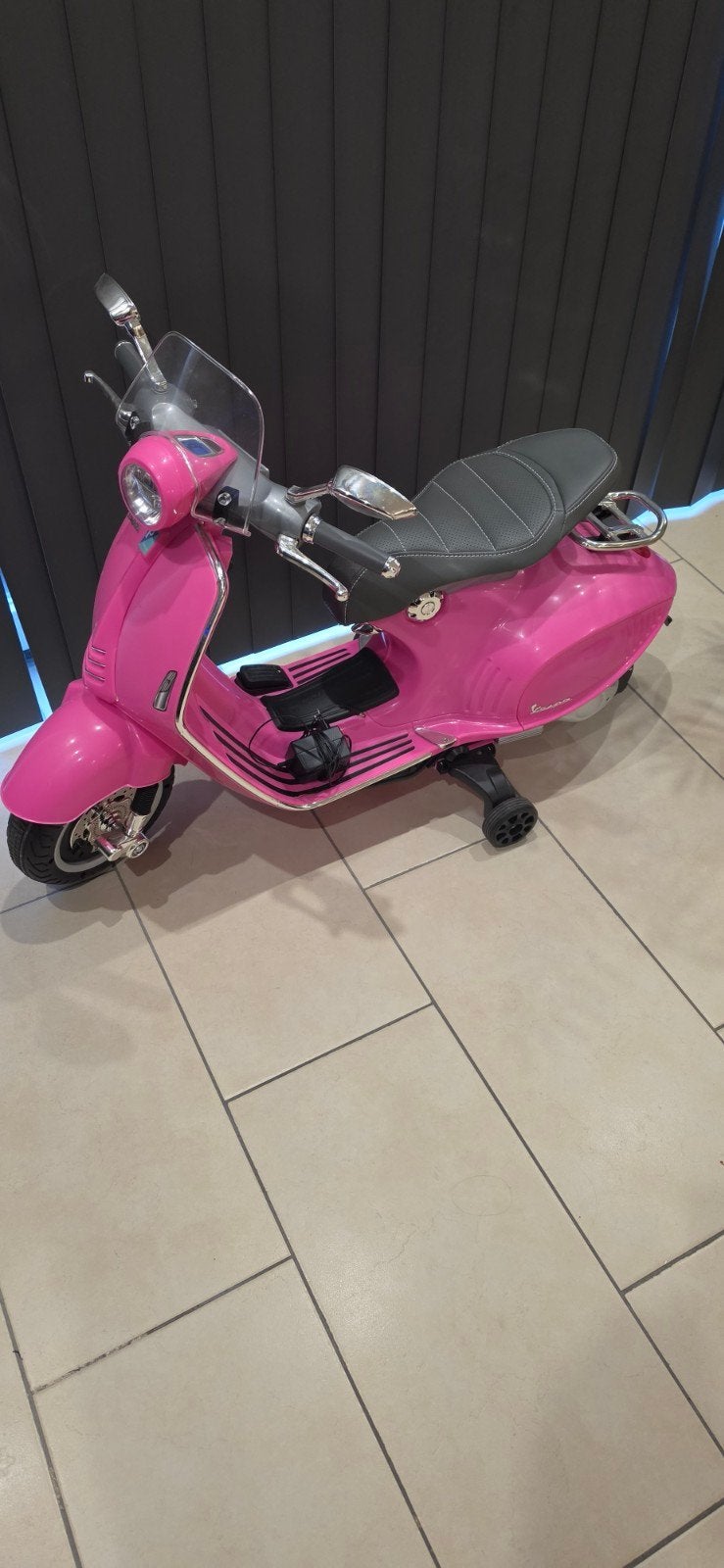 Roze kinder Vespa scooter - Elektrisch, Kinderen en Baby's, Ophalen, Zo goed als nieuw