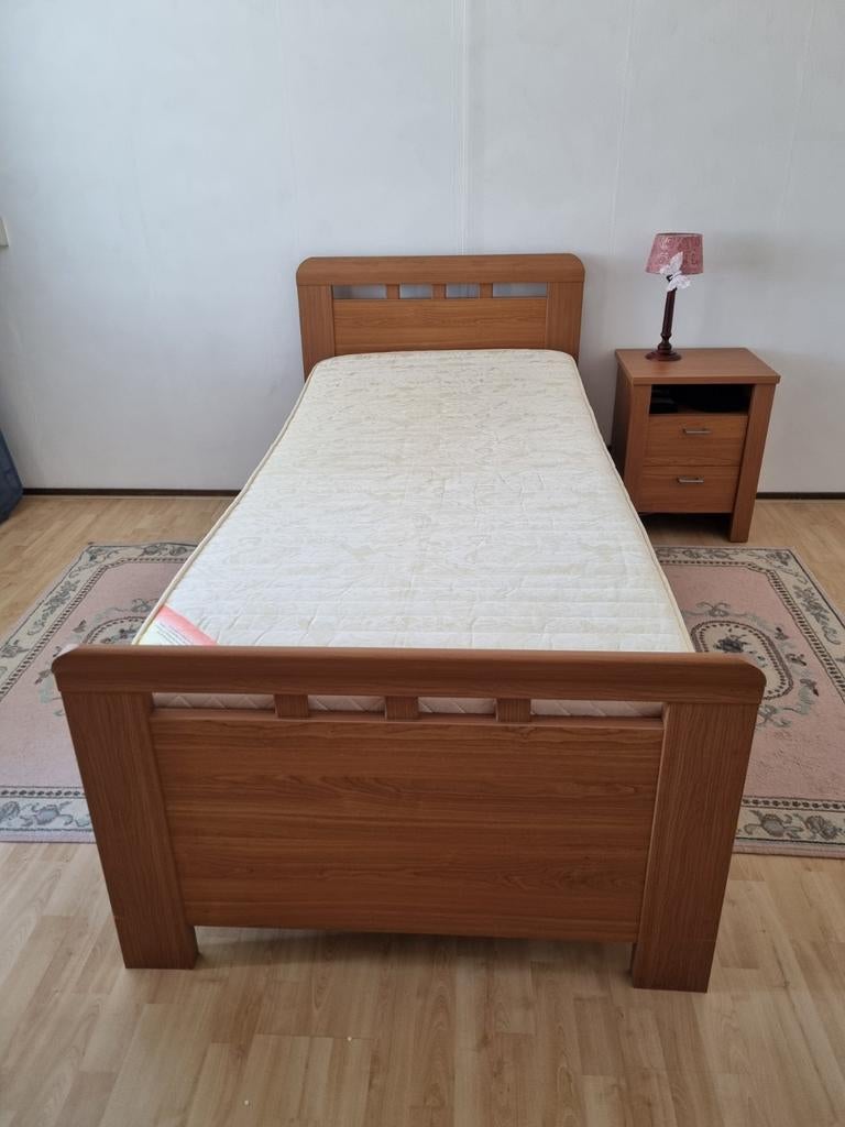 Een persoons bed incl.matras en lattenbodem, Ophalen, Eenpersoons