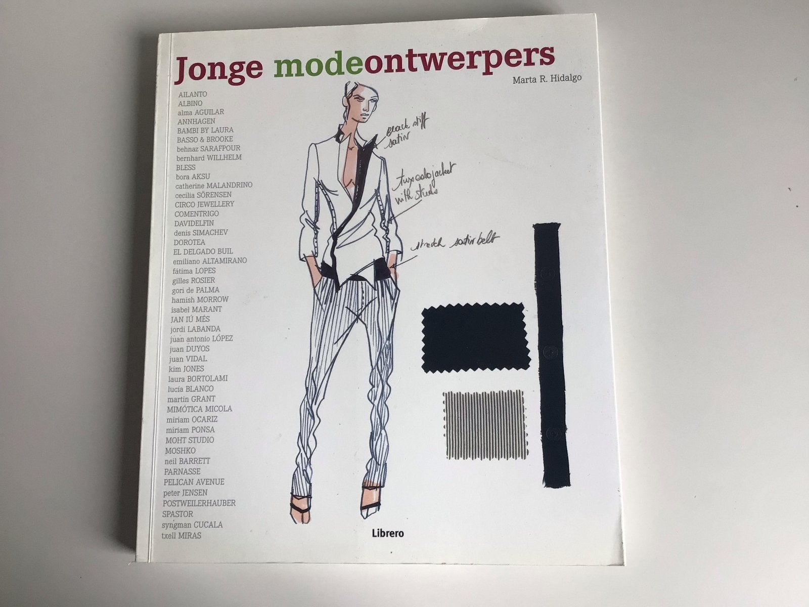 Jonge modeontwerpers - Marta R. Hidalgo, Ophalen of Verzenden, Gelezen, Mode algemeen