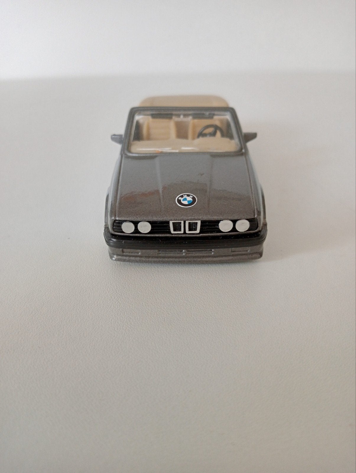 BMW 325i Cabriolet Schaalmodel - Grijs met Beige Interieur, Ophalen of Verzenden, Nieuw, Auto