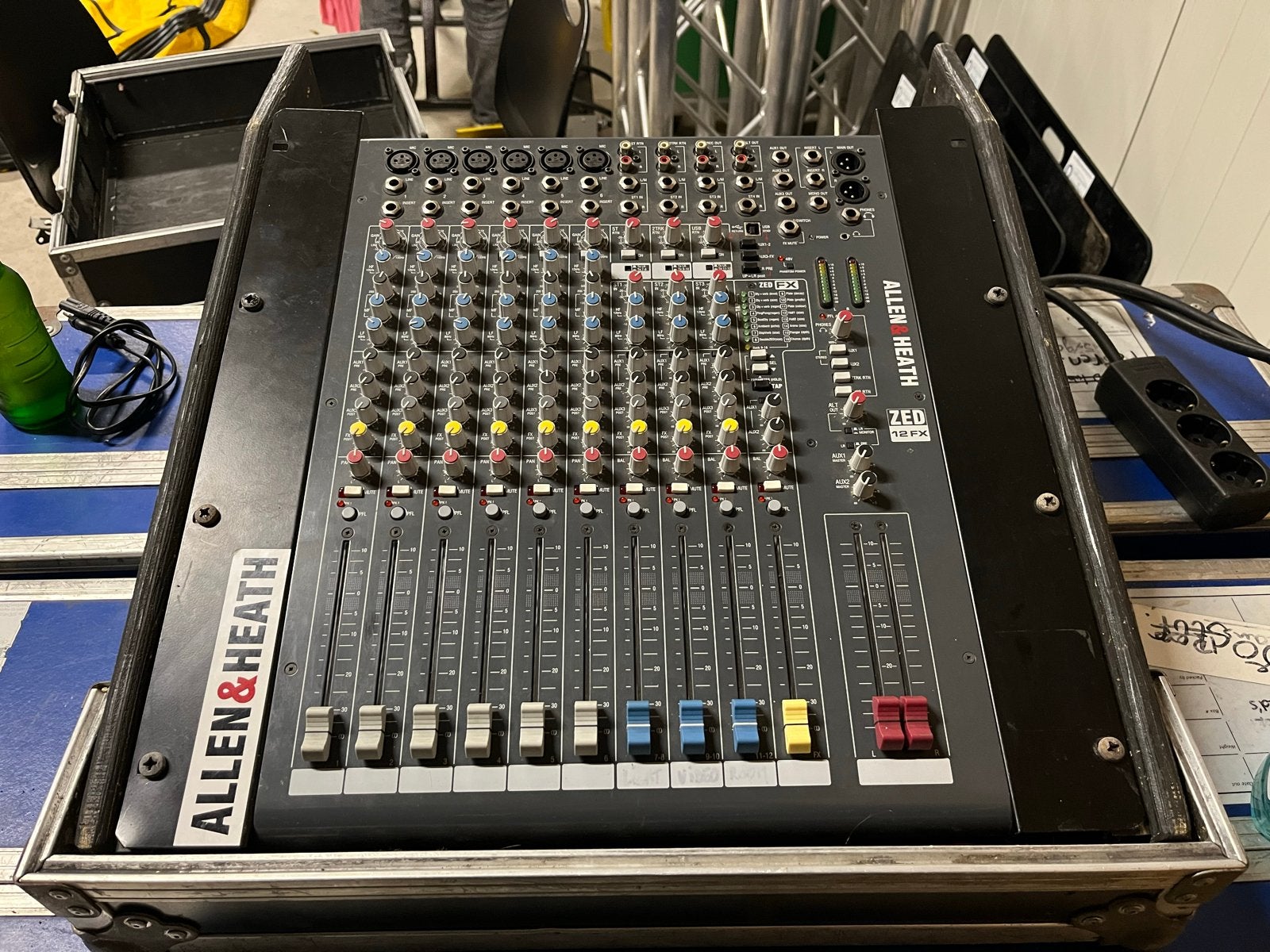Allen & Heath ZED-14 Mixer in Flightcase, Ophalen, Gebruikt, 10 tot 20 kanalen, Microfooningang