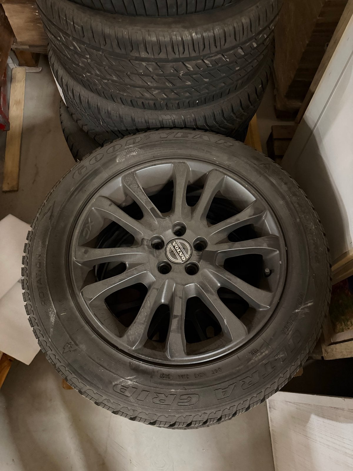 Volvo XC60 winterbanden antraciet sport velg - 235/60R18, Auto-onderdelen, Banden en Velgen, 18 inch, Gebruikt, Banden en Velgen